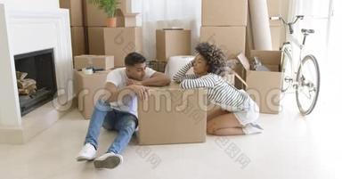 疲惫的年轻夫妇在纸板箱里放松